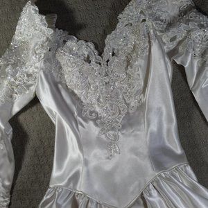 Vintage 90's Exquisitely Sweatheart Gowns Size 12 Beaded Off-white Wedding Dress